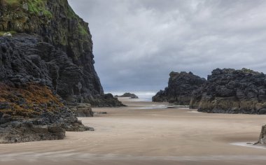 Kuzey İrlanda 'da Donegal kıyısında bazalt volkanik siyah kayalar