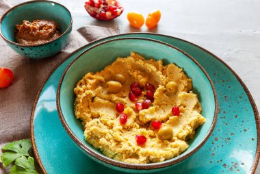 Bir kase humus, geleneksel Yahudi, Arap, Orta Doğu yemekleri. Gri arka planda tahini soslu civcivlerden. Kapat, üst görünüm