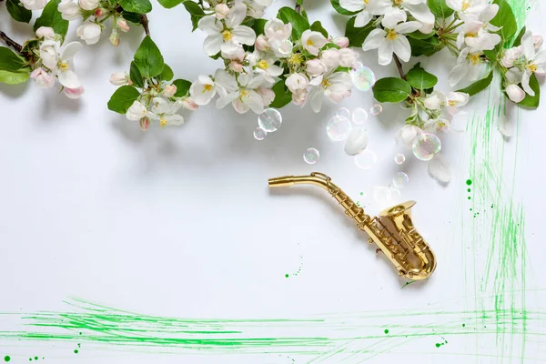 Close Van Branch Van Bloeiende Appelboom Miniatuur Kleine Gouden Saxofoon — Stockfoto