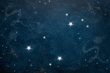 Astronomik Göksel Şablon Takımyıldızı Mavi arkaplanda yıldız şeklindeki gümüş konfetilerden oluşan Balık takımyıldızı.