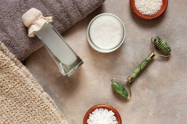 Fermente edilmiş pirinç suyu ve sağlık ve gençleştirme spa tedavileri için çeşitli malzeme ve bileşenler. Yakın çekim, üst görünüm, metin için boşluk, model