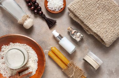Fermente edilmiş pirinç suyu ve sağlık ve gençleştirme spa tedavileri için çeşitli malzeme ve bileşenler. Yakın çekim, üst görünüm, metin için boşluk, model