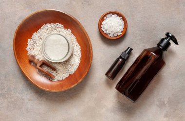 Fermente edilmiş pirinç suyu ve sağlık ve gençleştirme spa tedavileri için çeşitli malzeme ve bileşenler. Yakın çekim, üst görünüm, metin için boşluk, model