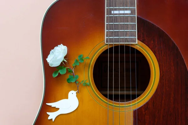 Close Guitarra Acústica Uma Pomba Paz Com Uma Rosa Branca — Fotografia de Stock