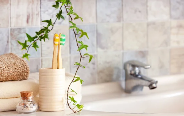 Bambusové Zubní Kartáčky Rozmazané Koupelně Vnitřní Pozadí Umyvadlem Kohoutkem — Stock fotografie