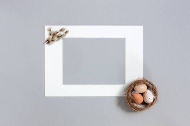 Paskalya yumurtalarıyla şablon ve gri arka planda çerçeve