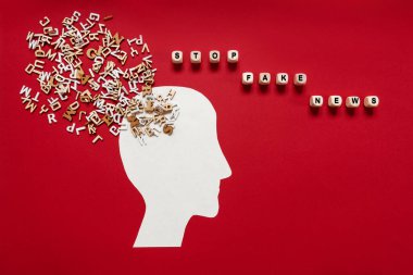 Sahte haber kavramını bırak. İnsan kafası hatları, bir sürü ahşap harf ve mesaj.