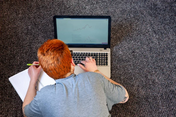 Első Látásra Egy Padlón Dolgozik Tanul Egy Laptopon Egy Notebook Stock Fotó