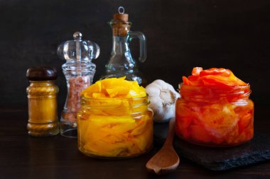Cam kavanozlarda çeşitli baharatlar ve diğer sebzelerle mayalanmış çok renkli organik lahana..