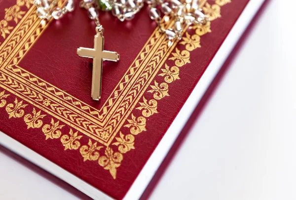 Sacra Bibbia Rosario Con Croce — Foto Stock