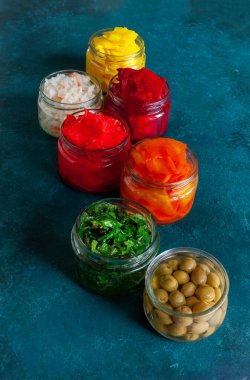 Çeşitli rengarenk fermente edilmiş sebze, aperatif ve baharatlar.