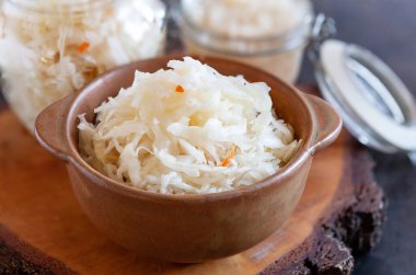 Mayalanmış lahana. Sağlıklı bağırsak diyetin için post biyotik fonksiyonel gıda.