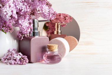 Banyo temizleyicisi, tuvalet sabunu, leylak özü ve leylak cilt bakımı. Spa, güzellik ve sağlık salonu, kozmetik mağazası konsepti. 