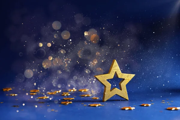 Estrela Natal Dourada Fundo Azul Desfocado Com Bokeh — Fotografia de Stock