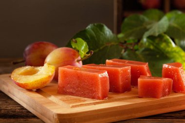 Ev yapımı erik reçeli. Vejetaryen yemekleri, yerel ürünler. Yakın çekim, seçici odaklanma