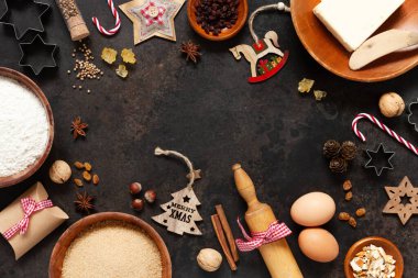 Çevre dostu bambu tabaklarda geleneksel Noel kurabiyeleri pişirmek için gerekli malzemeler ve ahşap ve bambudan yapılmış Noel dekoru..