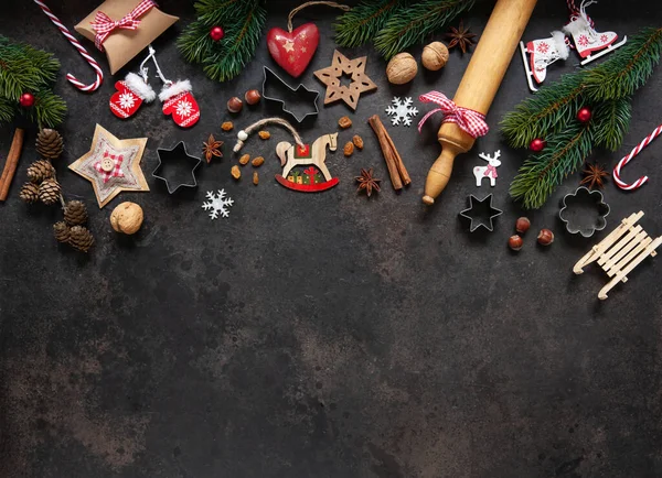 圣诞天然木制装饰 传统圣诞饼干的模具 滚动销和烘焙香料 — 图库照片