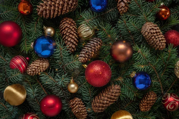 クリスマスの装飾とコーンとモミの木の枝でクリスマス休暇の背景 トップビュー 閉じます — ストック写真