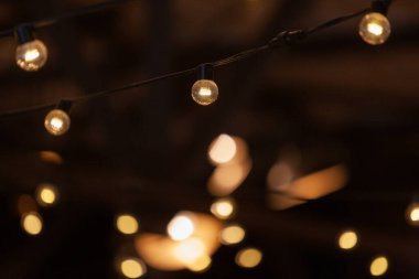 Festival çelengi lambaları dışarıda asılı fotokopi alanı