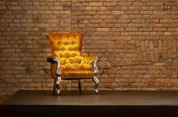Кресло Трон Трибуне Фоне Старой Кирпичной Стены — стоковое фото