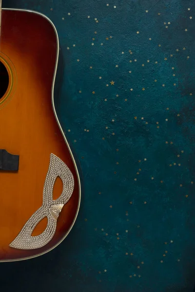 Mavi Arkaplandaki Akustik Gitarı Karnaval Maskesini Kapat — Stok fotoğraf