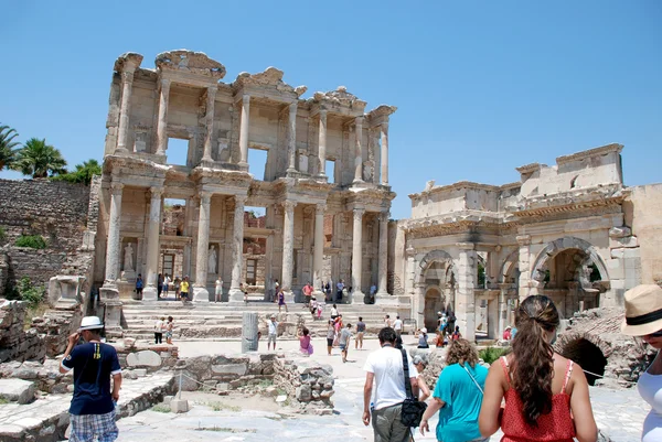 Turistas que visitam a antiga cidade de Éfeso, perto de Izmir, Turquia . — Fotografia de Stock