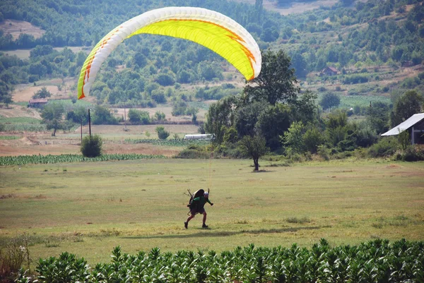 Paragliders komt naar het doel — Stockfoto