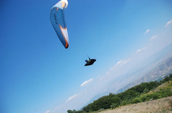 Paraquedistas no fundo do céu azul — Fotografia de Stock
