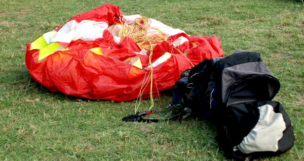 Red paraglider and his empty bag — Stock Photo, Image