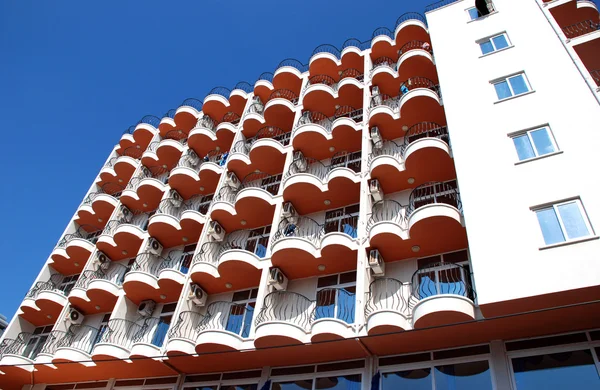 Moderna bostads-byggnad på en bakgrund av blå himmel — Stockfoto