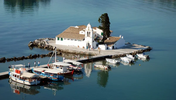 Vlacherna klooster en muis eiland op corfu, Griekenland — Stockfoto