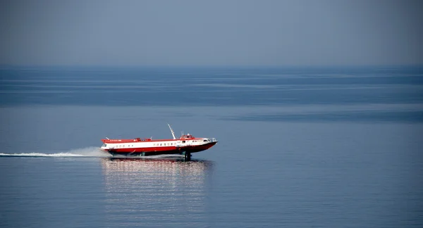 Boot op de achtergrond van een blauwe zee Stockafbeelding