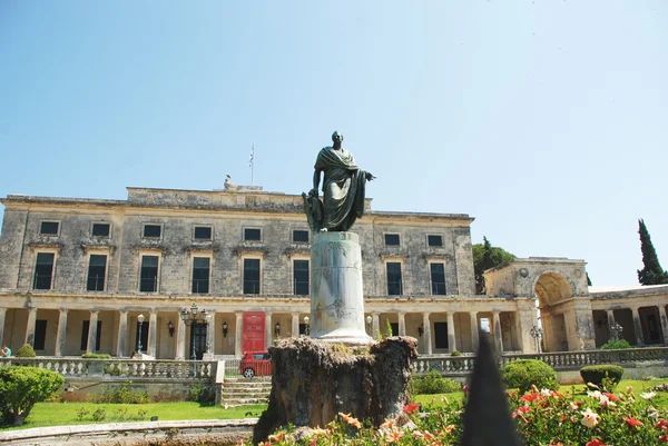 Estatua de Federico Adán y Palacio de los Santos Miguel y Jorge, Kerkyra, isla de Corfú, Grecia — Foto de Stock