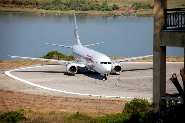 Aereo arriva all'aeroporto di Kerkyra, isola di Corfù, Grecia — Foto Stock