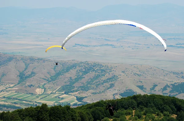 Uitoefening van de hemel paragliders in prilep, Macedonië — Stockfoto