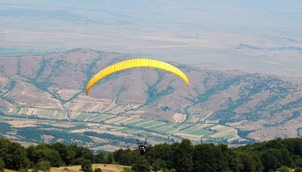 行使的天空滑翔伞在马其顿普里莱普 — 图库照片