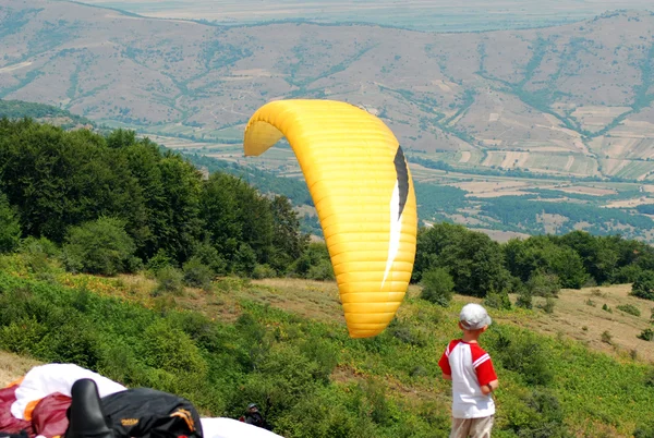 Guardando al parapendio giallo . — Foto Stock