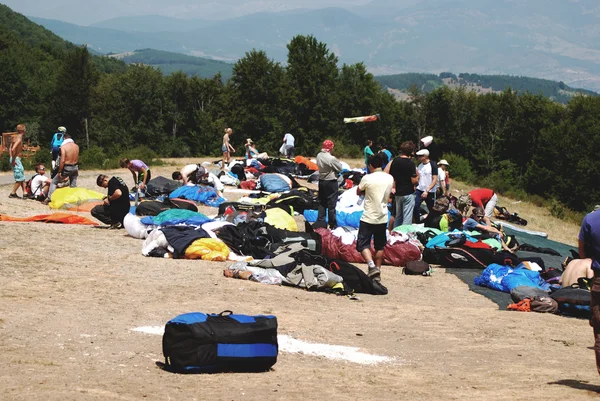 Los parapentes esperan buen viento . — Foto de Stock