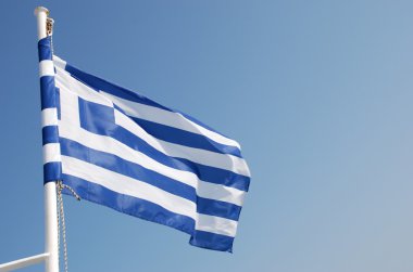 Mavi gökyüzünün arka planında Yunan bayrağı