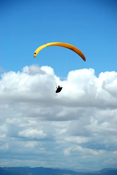 Paracadutista sullo sfondo del cielo blu clody — Foto Stock