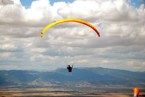 ブルー clody 空の背景で落下傘兵 — ストック写真