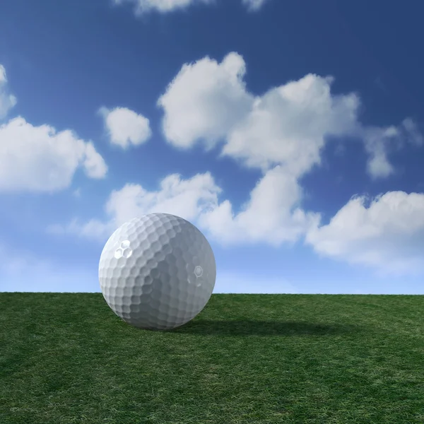 Golfboll på fairway med fluffiga moln skyline — Stockfoto