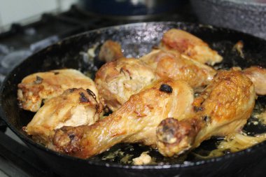 Kızarmış tavuk budu, dökme demir tavada ve yemek fotoğrafında. Tavada et var. Kızarmış tavuk budu. Lezzetli tavuk eti.