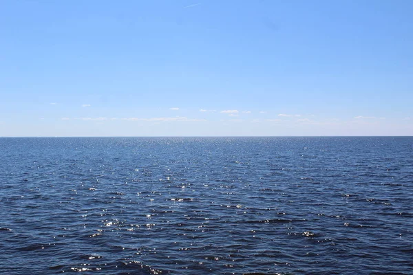 俄罗斯Vologda地区的池塘 白湖和蓝天 一张美丽湖泊的照片 水是蓝色的 天空是蓝色的 晴朗的 平坦的地平线 — 图库照片