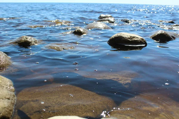 Čistá Voda Tekoucí Přes Velké Kameny Létě Foto Kameny Voda — Stock fotografie