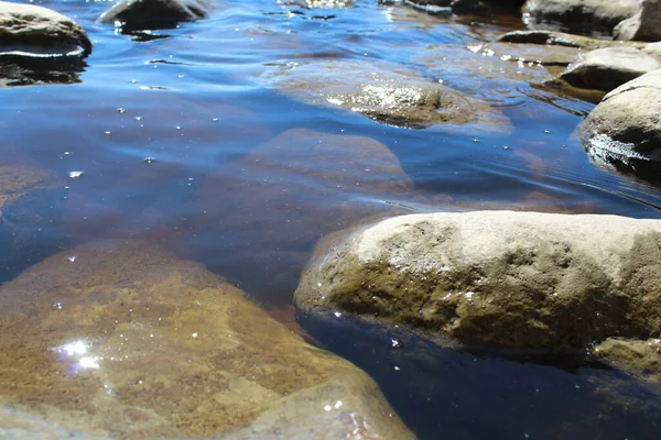 Чиста Вода Тече Над Великими Каменями Влітку Фото Камені Воду — стокове фото