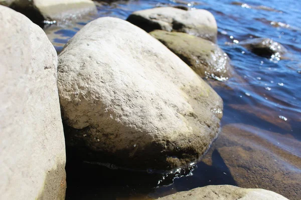 Tiszta Víz Folyik Nagy Kövek Nyáron Fotókő Kövek Víz Nagy — Stock Fotó