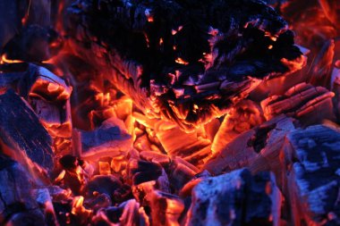 Güzel bir arkaplan, farklı renklerde yanan kömürler, güzel bir arka plan. Farklı renkler. Kırmızı, mavi, siyah. Ateş kırmızıdır. Kömürler yanıyor..