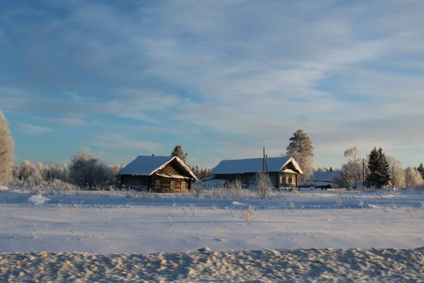 눈내리는 마을에 러시아의 마을이다 집들은 눈으로 나무들은 서리로 아름답게 주변에 — 스톡 사진