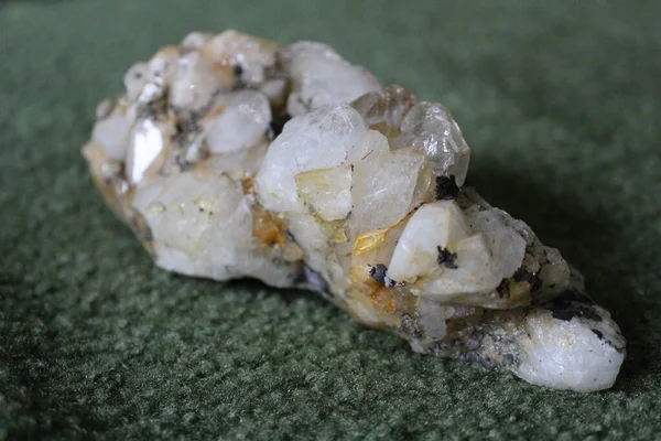 Şlenmemiş Doğal Kaya Kristalinin Yeşil Bir Arka Plan Işlenmemiş Güzel — Stok fotoğraf
